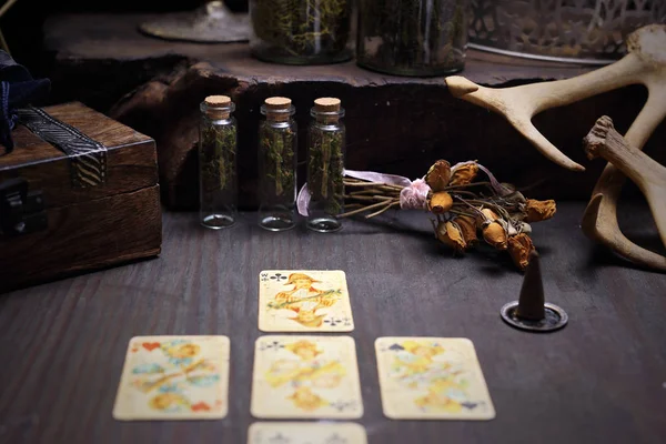 Vit magi. Patiens och förutsägelse. Den Fairy sprider korten. Clairvoy ordnar patiens. — Stockfoto