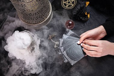 Tarot kartı. Peri Tarot kartları yayılır, sembollerin büyülü anlamı.