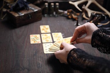 Solitaire ve tahmin. Peri kartları yayılır. Clairvoy bir solitaire düzenler.