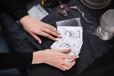 Peri Tarot kartları yayılır, sembollerin büyülü anlamı.