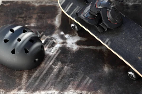 Skate e capacete, equipamento desportivo para skate . — Fotografia de Stock