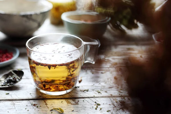 Сент-Джонс, полезный антистрессовый чай, натуральная медицина . — стоковое фото