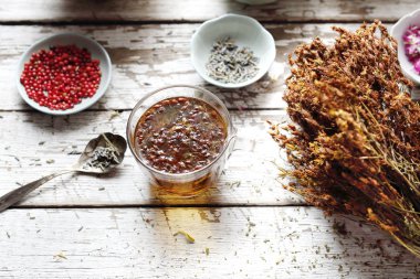 Bitki çayı. Bitkisel ilaç, otlar doğal bir kompozisyon. 