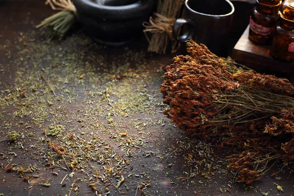 Gedroogde St. Johns Wort, kruiden in de geneeskunde en keuken. — Stockfoto