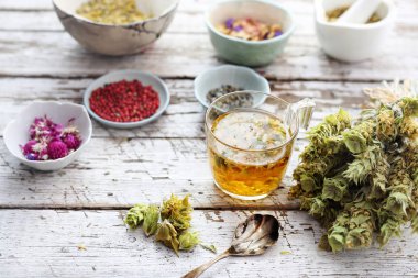 Aromatik bitkisel çay, Lübnan Adaçayı ot şifa infüzyon, yonca çiçekleri ve baharatlar