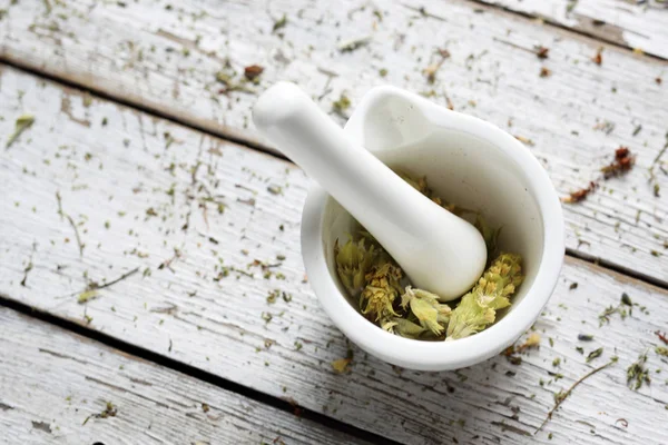 Herbery, dried green lebanese sage in a mortar. Preparing medicinal powder from dried herbs — Stock Photo, Image