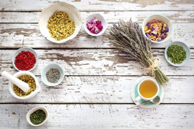 Lavanta ilavesi ile otlar Bitkisel infüzyon. Sakinleştirici için aromatik çay.