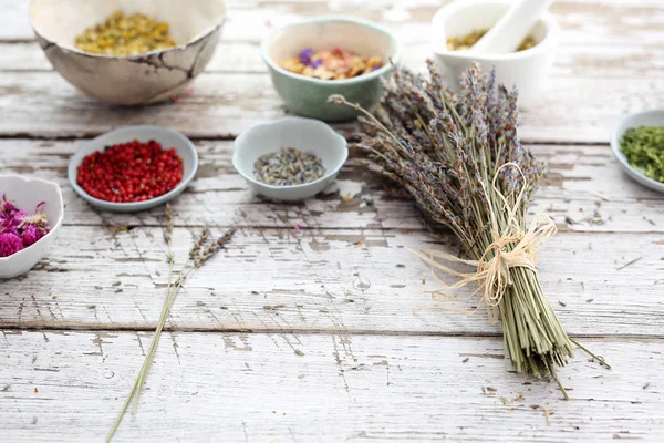 Aromaterapia. Lavanda perfumada e ervas aromáticas, ingredientes ecológicos para tratamentos cosméticos . — Fotografia de Stock