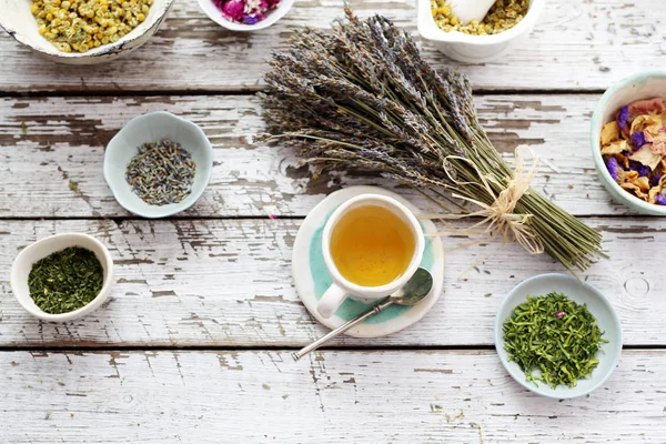 Травяной настой, травяной настой с лавандой. Ароматический чай — стоковое фото