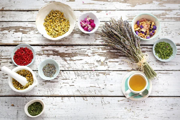 Kruiden infusie van kruiden met de toevoeging van lavendel. Een aromatische thee voor kalmerende. — Stockfoto
