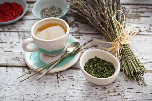Травяное вливание трав с добавлением лаванды. Ароматный чай для успокаивания . — стоковое фото