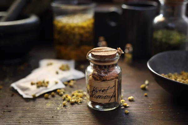 Сушеные ромашки, натуральная медицина, традиционная медицина — стоковое фото