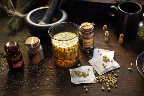 Medicina herbal flores de camomila secas, medicina tradicional — Fotografia de Stock