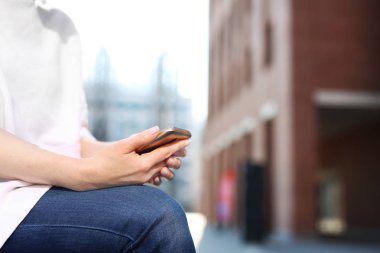 Akıllı telefonunuzla iletişim cihazına mesajlar yazıyorsunuz.