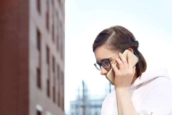 Menina bonita jovem falando em um telefone celular — Fotografia de Stock