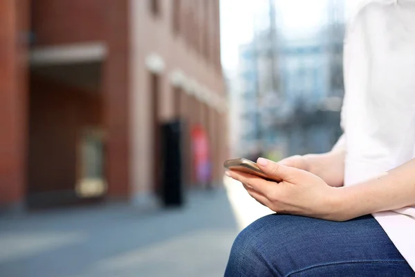 Frau mit Telefon. Nachrichten auf dem Kommunikator auf dem Smartphone schreiben. — Stockfoto