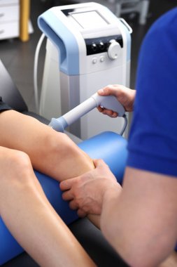 Fizik tedavide ultrason. Rehabilitant baş kullanarak işlemi gerçekleştirir.
