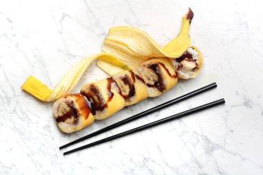 Muzlu suşi. Çilek ve çikolata ile Suşi rulo.