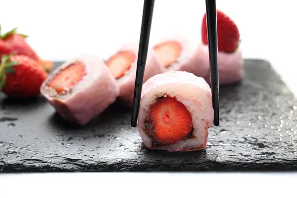 Фруктовые суши, суши с клубникой и шоколадом . — стоковое фото