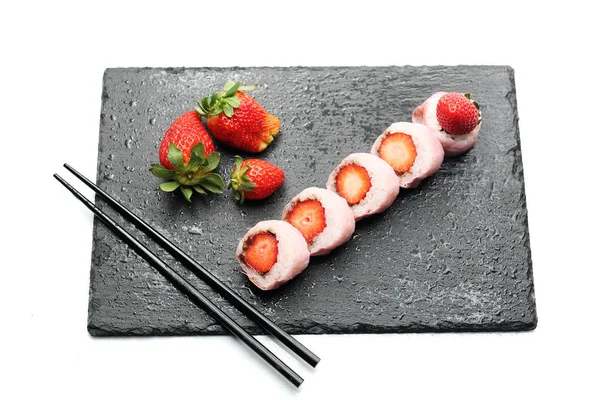 Клубничные суши. Суши с клубникой и шоколадом . — стоковое фото