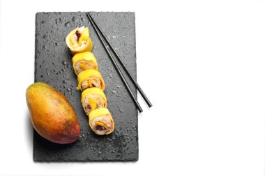 Suşi seti. Meyve suşi, mango ve çikolata soslu bir suşi rulo.