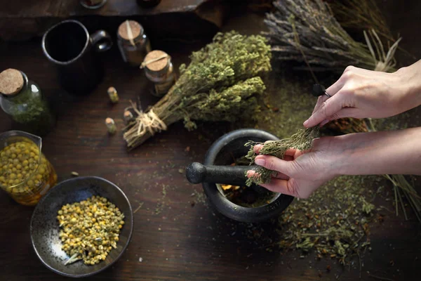 Homeopatia e fitoterapia. A mulher prepara medicamentos naturais à base de plantas . — Fotografia de Stock