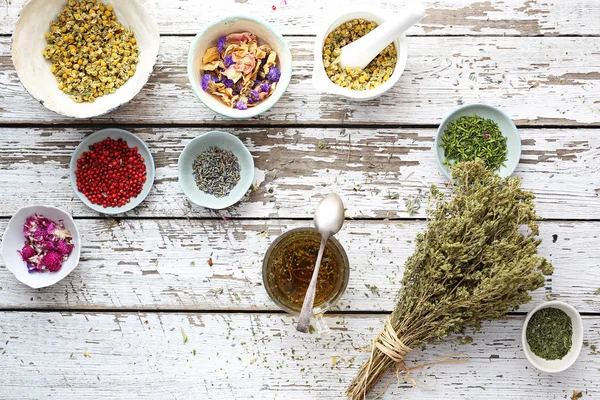 Kruidenthee. Traditionele, natuurlijke gezondheids infusies. Kruiden EHBO-kit — Stockfoto