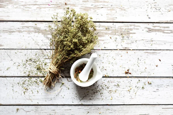 Сушеные травы в естественной медицине и кулинарии — стоковое фото