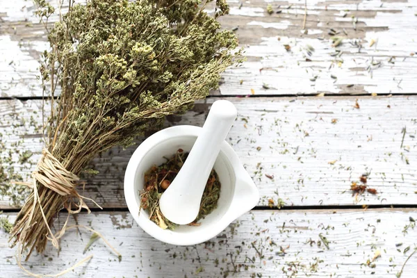 Oregano. Gedroogde kruiden in natuurlijke geneeskunde en koken — Stockfoto