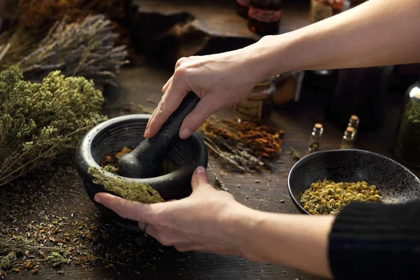 Óleos de ervas e medicamentos naturais. Fitoterapia e medicina alternativa .. — Fotografia de Stock