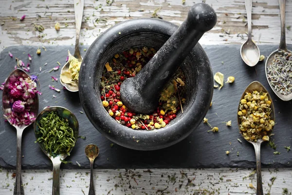 Petali di fiori secchi, erbe aromatiche, spezie. Miscela di erbe, fiori, salute direttamente dalla natura . — Foto Stock