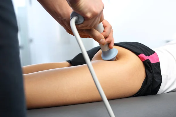 Ultrason, rehabilitasyon tedavisi. Rehabilitant baş kullanarak işlemi gerçekleştirir. — Stok fotoğraf