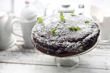 Bir çikolata kaplama ve hindistan cevizi doğrayın dekorasyon ile Çikolatalı kek.