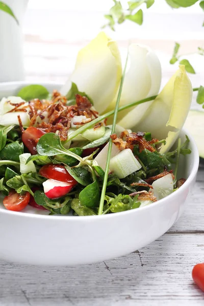 Здорова натуральна їжа. Салат з зеленими овочами, вітамінами на тарілці . — стокове фото