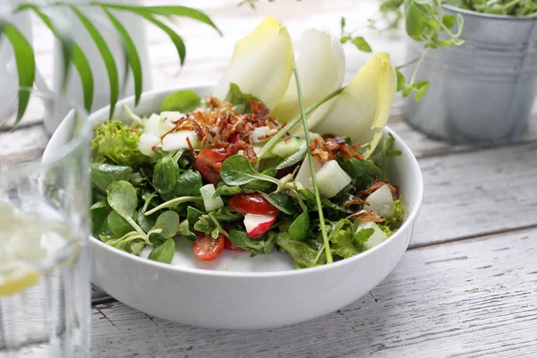 Hälsosam naturlig mat. Sallad med gröna grönsaker, vitaminer på tallriken. — Stockfoto