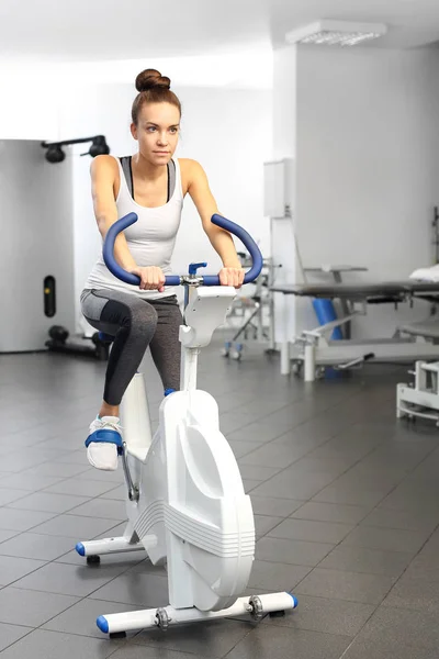 Cykla på en stationär cykel. Spinning, Fitness Club. — Stockfoto