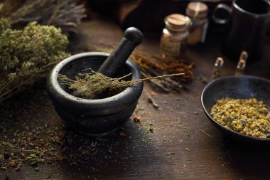 Kurutulmuş otlar bileşimi. Havan içinde rendelenmiş aromatik karışım. 