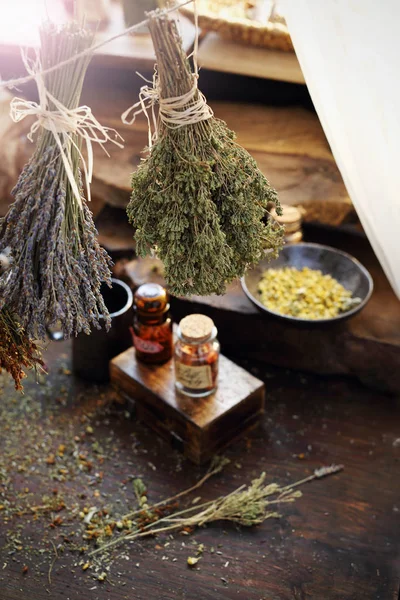 Medicina herbal y medicina natural. Remedios herbarios tradicionales . —  Fotos de Stock