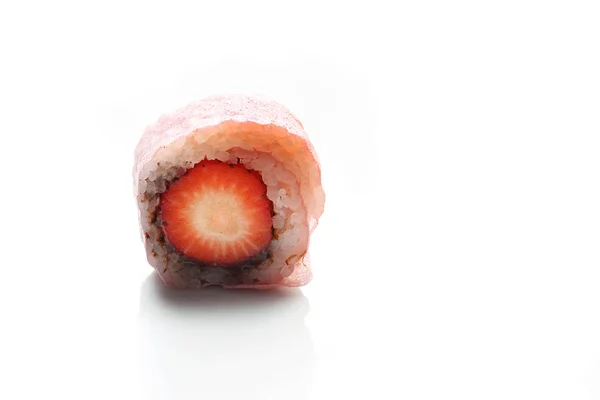 Gyümölcssushi, eper és csokoládé sushi tekercs. — Stock Fotó