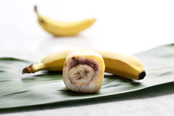 Sushi de plátano. Rollo de sushi con fresa y chocolate . — Foto de Stock