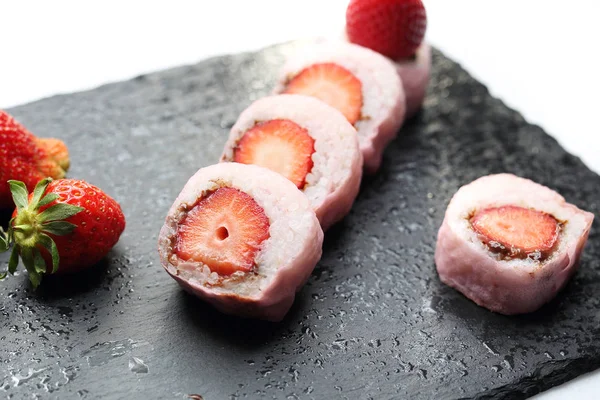 Sushis aux fruits, un rouleau de sushis aux fraises et au chocolat . — Photo