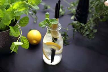 Limonlu su, cam şişede limon ve nane ile su.