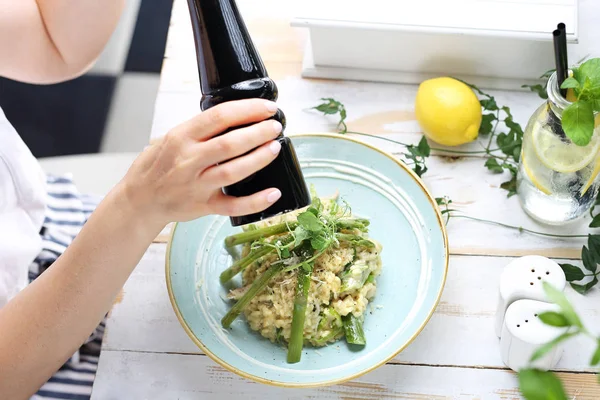 Voedsel. Een vrouw in een restaurant. De vrouw eet een smakelijke lichte schotel. — Stockfoto