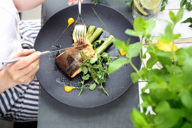 Restoranda akşam yemeği. Nefis yemek, yeşil kuşkonmaz üzerine ızgara somon