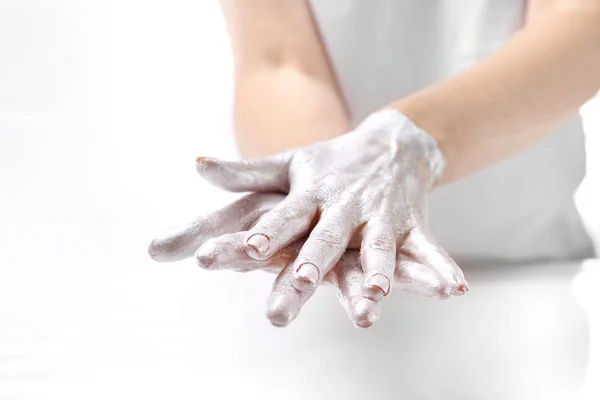 Hand-Wellness. setzt die Frau eine Maske auf die Handhaut. Hautpflege für die Hand. — Stockfoto