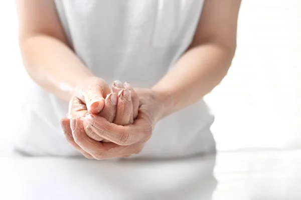 Почисти руки. Женщина снимает кожу с рук — стоковое фото