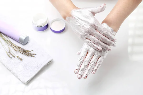 Szép kezek. Házi kozmetikai kezelések, kézi gyógyfürdő. — Stock Fotó