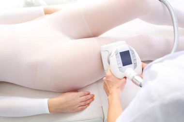 Lipomasaj, lenfatik drenaj. Bir güzellik salonunda Endermologie tedavisi uygulanıyor.