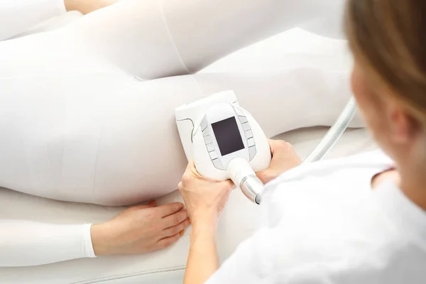 Endermologi, vakuummassage med huvudet. Bantning behandling för lår — Stockfoto