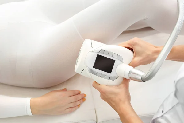 Vakuummassage, Endermologie. Modellierung und straffende Behandlung zur Beseitigung von Cellulite — Stockfoto